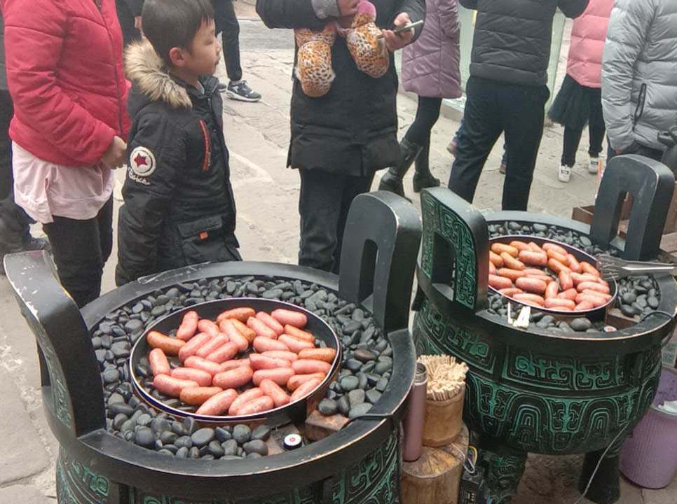 漢(han)伯尅石鍋烤腸貴陽廟會倍受歡迎(ying)